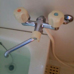 浴室の壁付きツーバルブ混合水栓