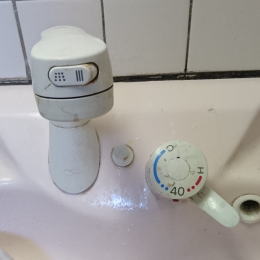 洗面台のシャワー付きシングルレバー水栓壁付き