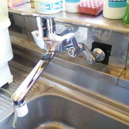 台所の壁付きシングルレバー混合水栓
