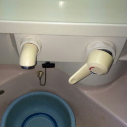 洗面台のシャワー付きシングルレバー水栓埋め込み型