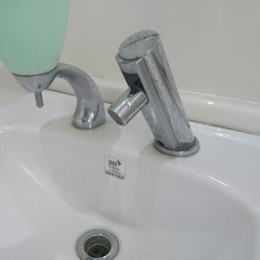 洗面器の電磁式単水栓
